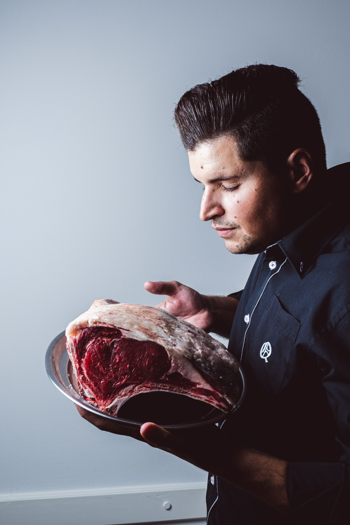 Chef de La Quintería con pieza de vaca rubia madurada